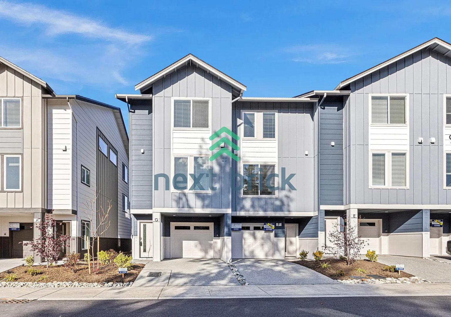 "Spacious 3-Bedroom Luxury Townhouse in Everett with 3 Full Baths" — Photo 1