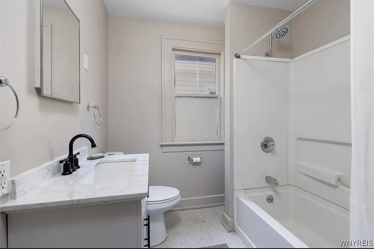 3 bed, 1300 sqft, $1,800 — Photo 1