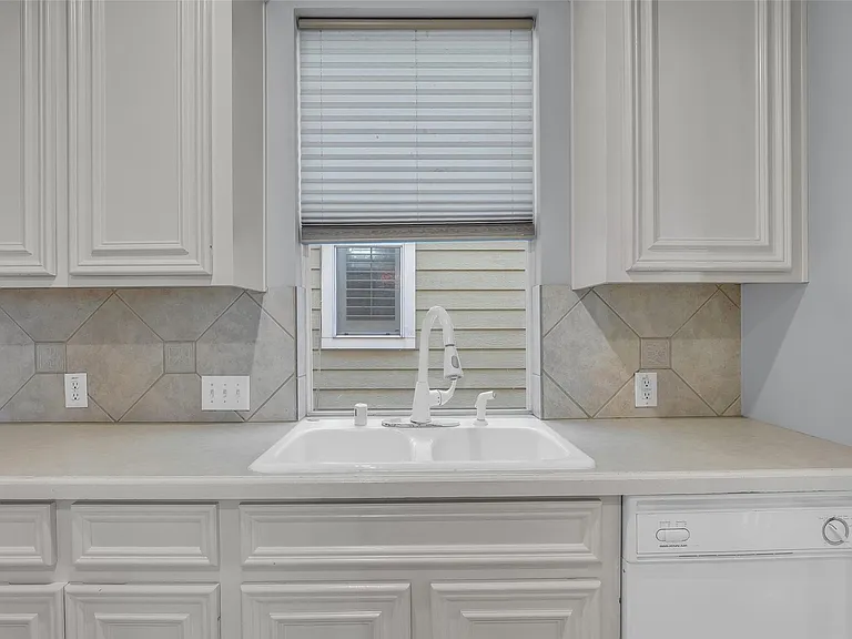 1417 W Webster St — Photo 22