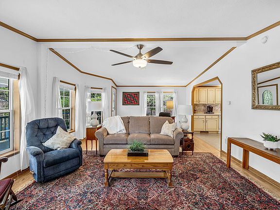 3rd image of 815 Alfred Road