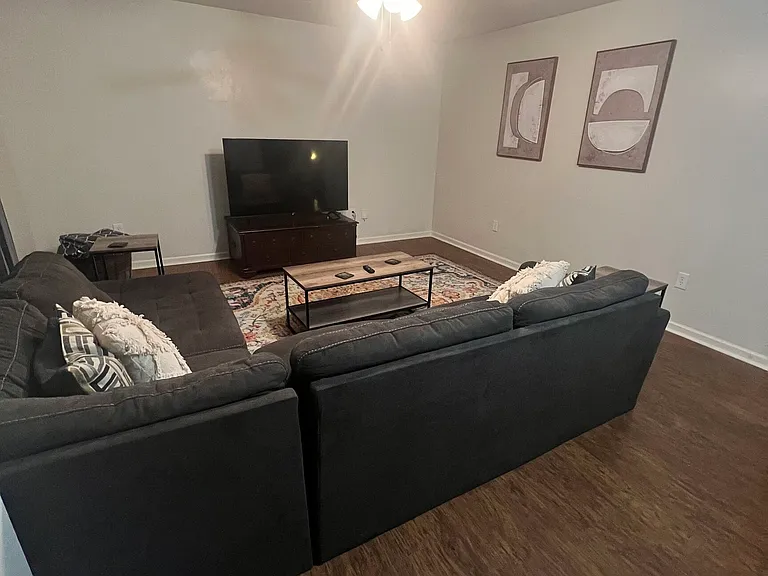 527 University Cir — Photo 2