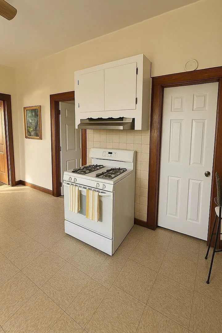 Charming 2BR Duplex in Chicago — Photo 4