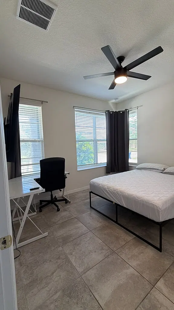 6 bed, 2980 sqft, $950 — Photo 2