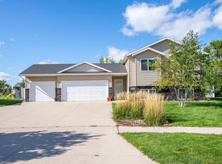 5883 Autumn Dr S, Fargo, ND 58104