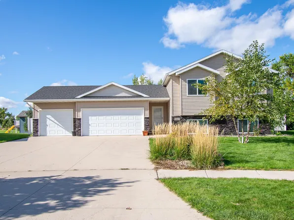 5883 Autumn Dr S, Fargo, ND 58104