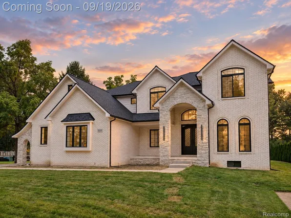 5555 Holm Dr, Troy, MI 48085