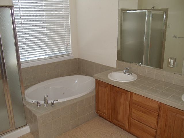 Master w/jetted tub