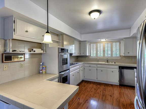 3rd image of 292 Marchmont Dr