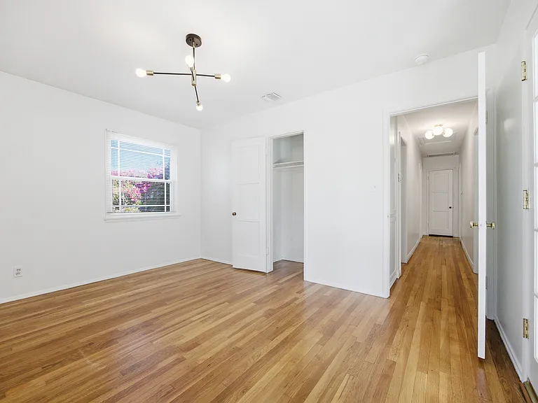 7439 Amestoy Ave — Photo 13
