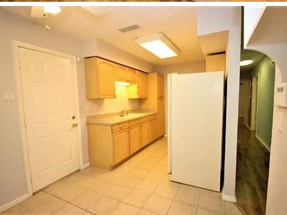 4th image of 2126 Lamont Ave