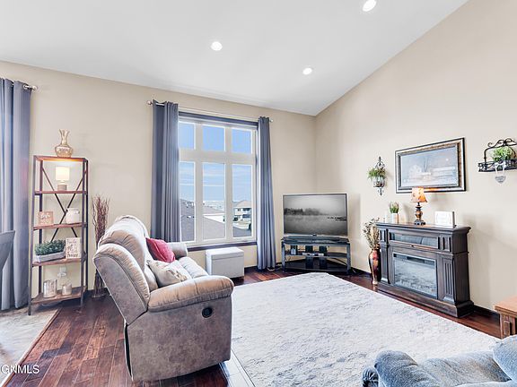 5th image of 1739 Calgary Loop