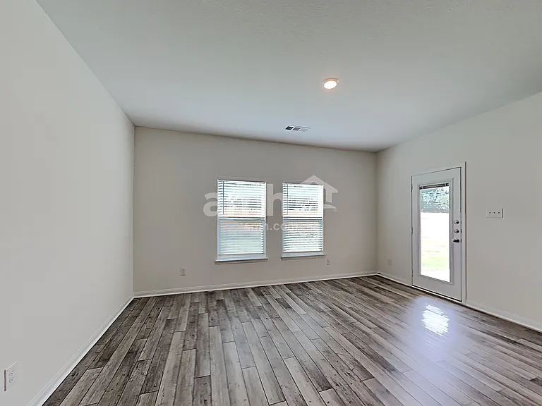 1138 Treeta Trl — Photo 5