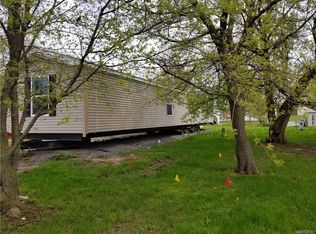 2 Pebble Ct, Middleport, NY 14105