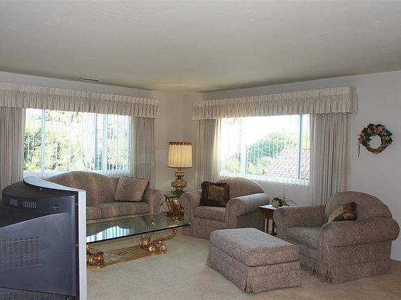 5th image of 564 Bear Valley Pkwy