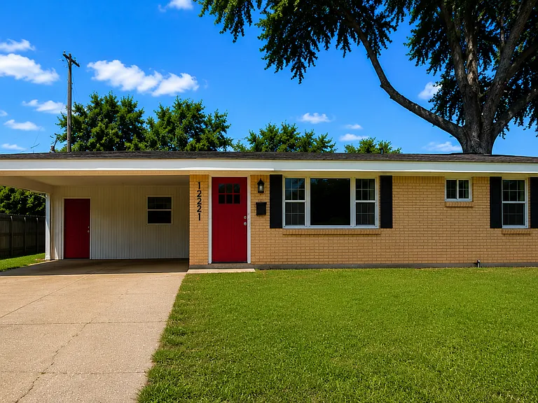 1221 Caroline Dr — Photo 2