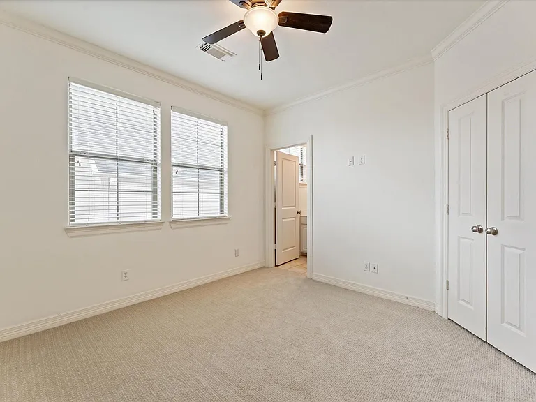 906 Reinicke St — Photo 25