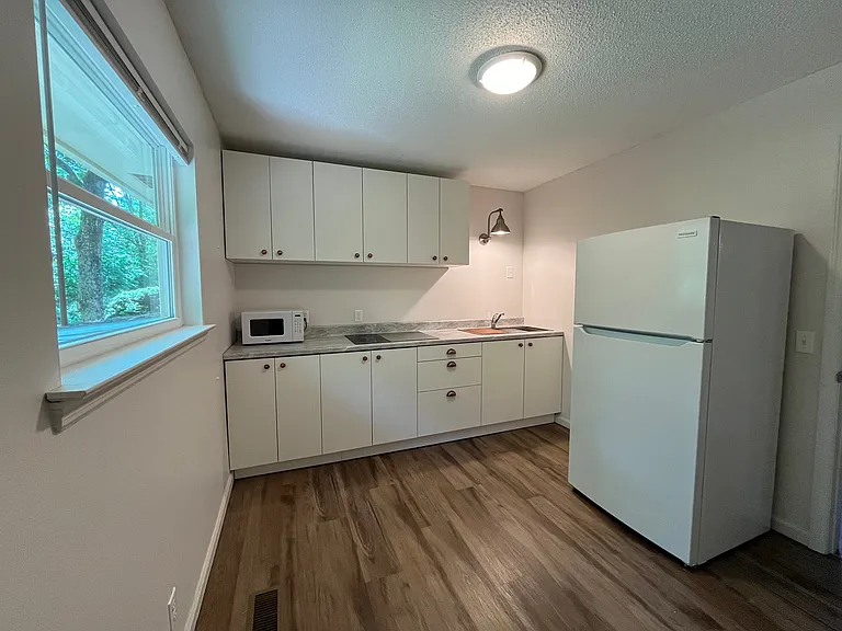504 Paragon Dr #B — Photo 10