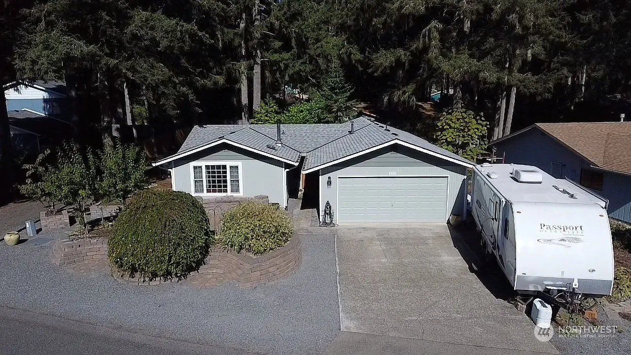 8410 Lake Forest Drive SE photo 1