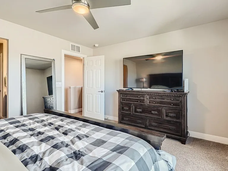 4722 N Kittredge St #2 — Photo 9
