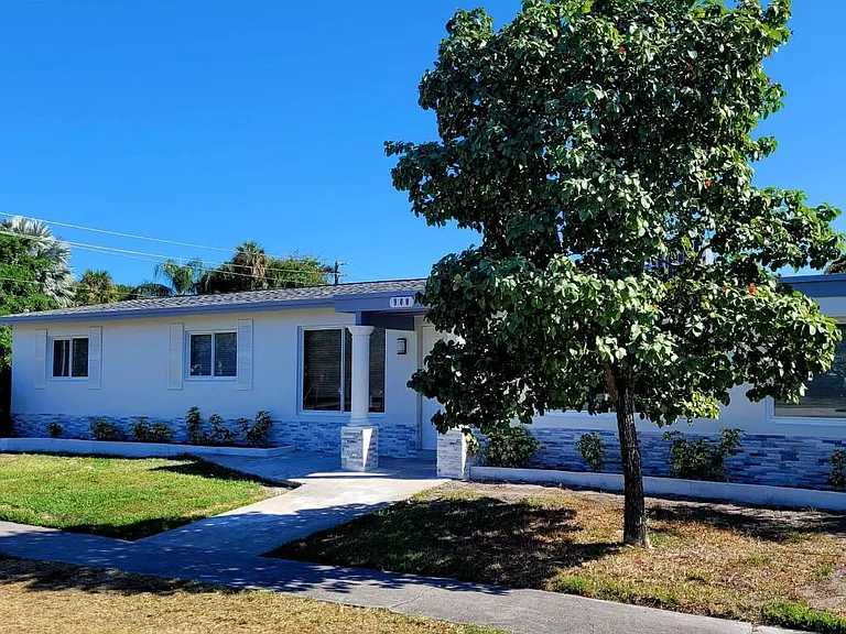 900 SW 31st St — Photo 5
