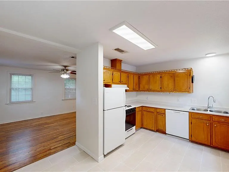 272 Border Dr W — Photo 18