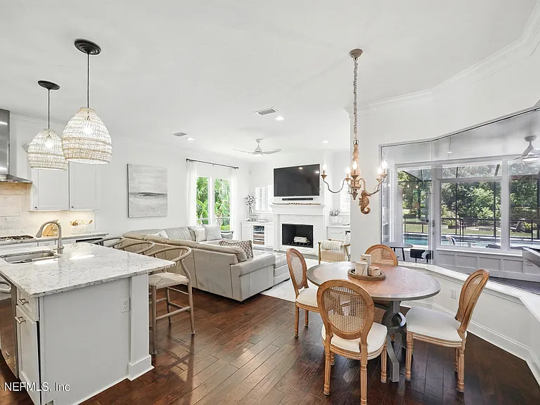 150A N Roscoe Blvd — Photo 15