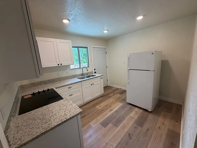 2047 W Laurel St #2 — Photo 5
