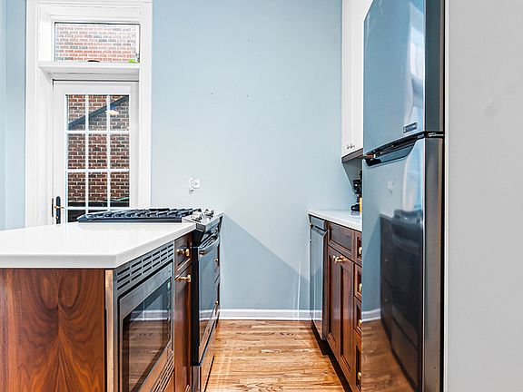 5th image of 1049 W Wellington Ave APT 1B