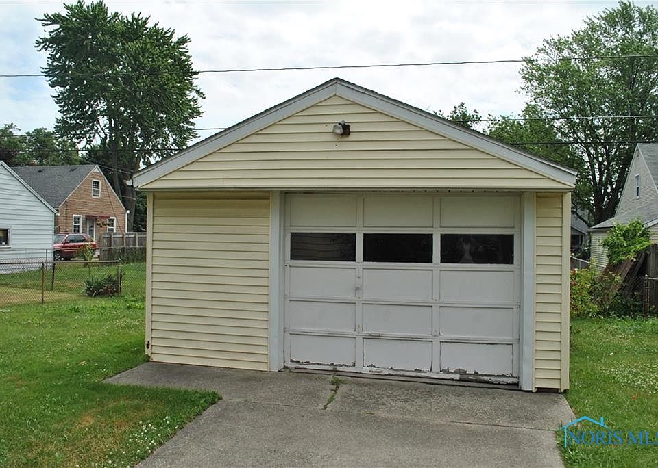 2nd image of 3334 Blackstone Dr