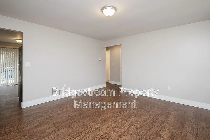 2 bed, 1.0 bath, $950 — Photo 3