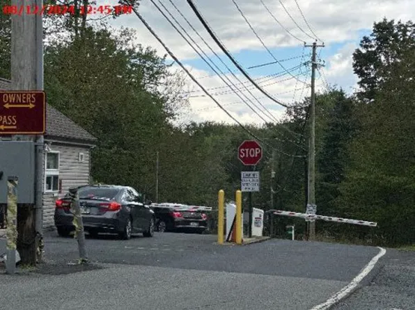 844 Country Place Dr, Tobyhanna, PA 18466