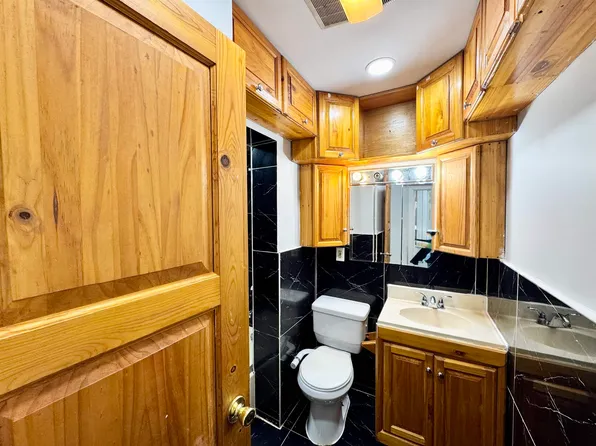 272 Winfield Avenue image 7 of 14