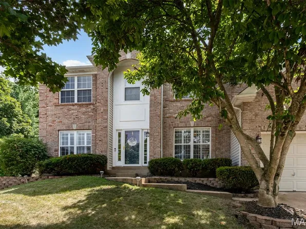5703 Lilac Trails Dr, Saint Louis, MO 63128