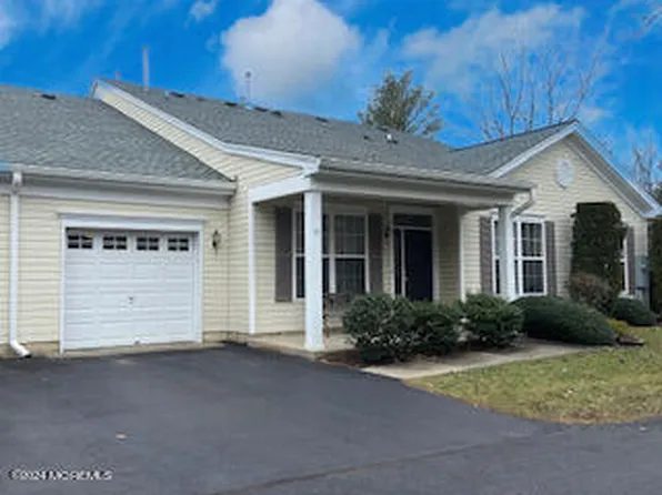 10 Golden Willows Avenue, Lakewood, NJ 08701