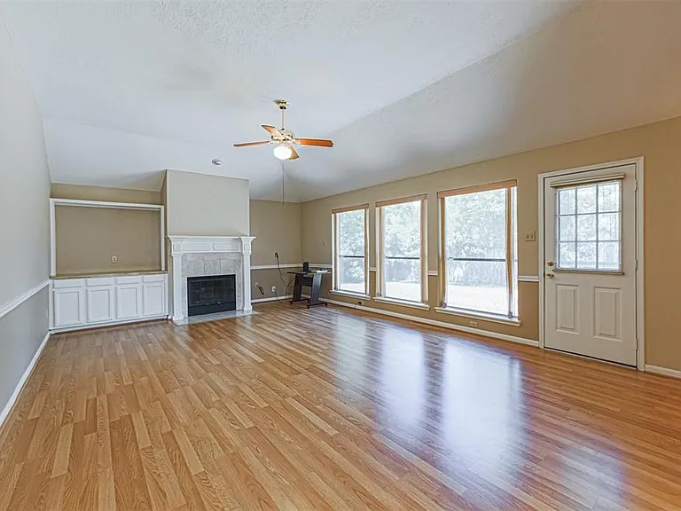 15802 Spruce River Ct — Photo 4