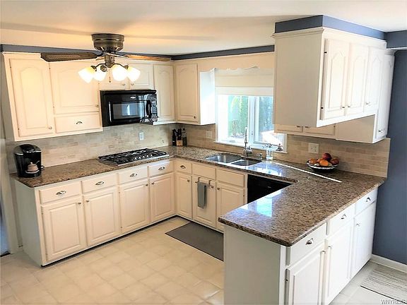 3rd image of 20 Valley Brook Ln