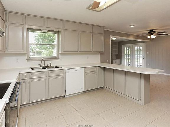 4th image of 3811 Tanglewood Dr