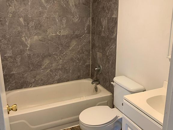 5th image of 713 Oak St APT 5