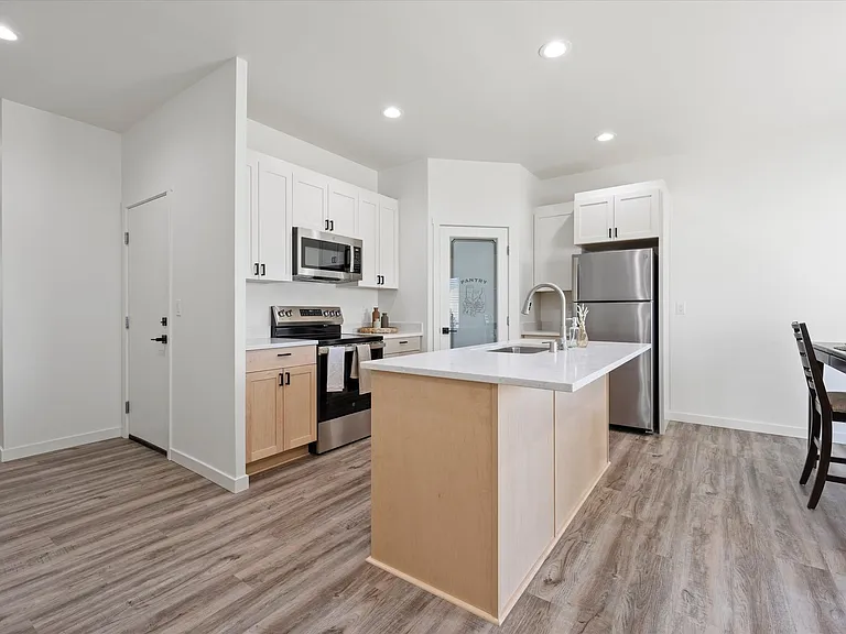 638 G St NE — Photo 36