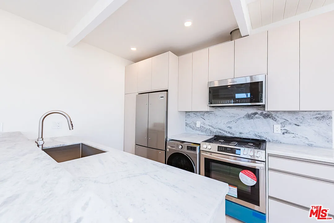 2 bed, 2.0 bath, 967 sqft, $8,500 — Photo 3