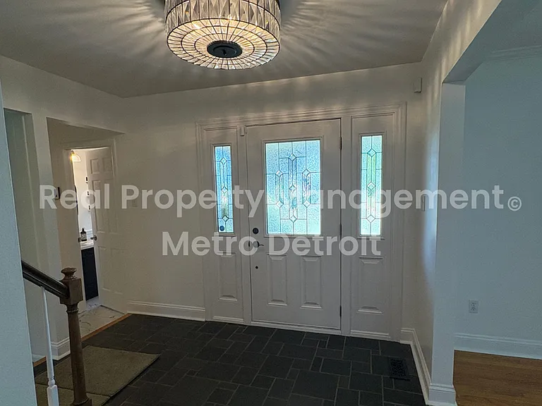 3028 Caswell Dr — Photo 2
