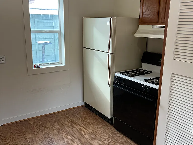 130 SW 3rd St #3 — Photo 8