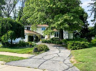 10524 Nicholas St, Omaha, NE 68114