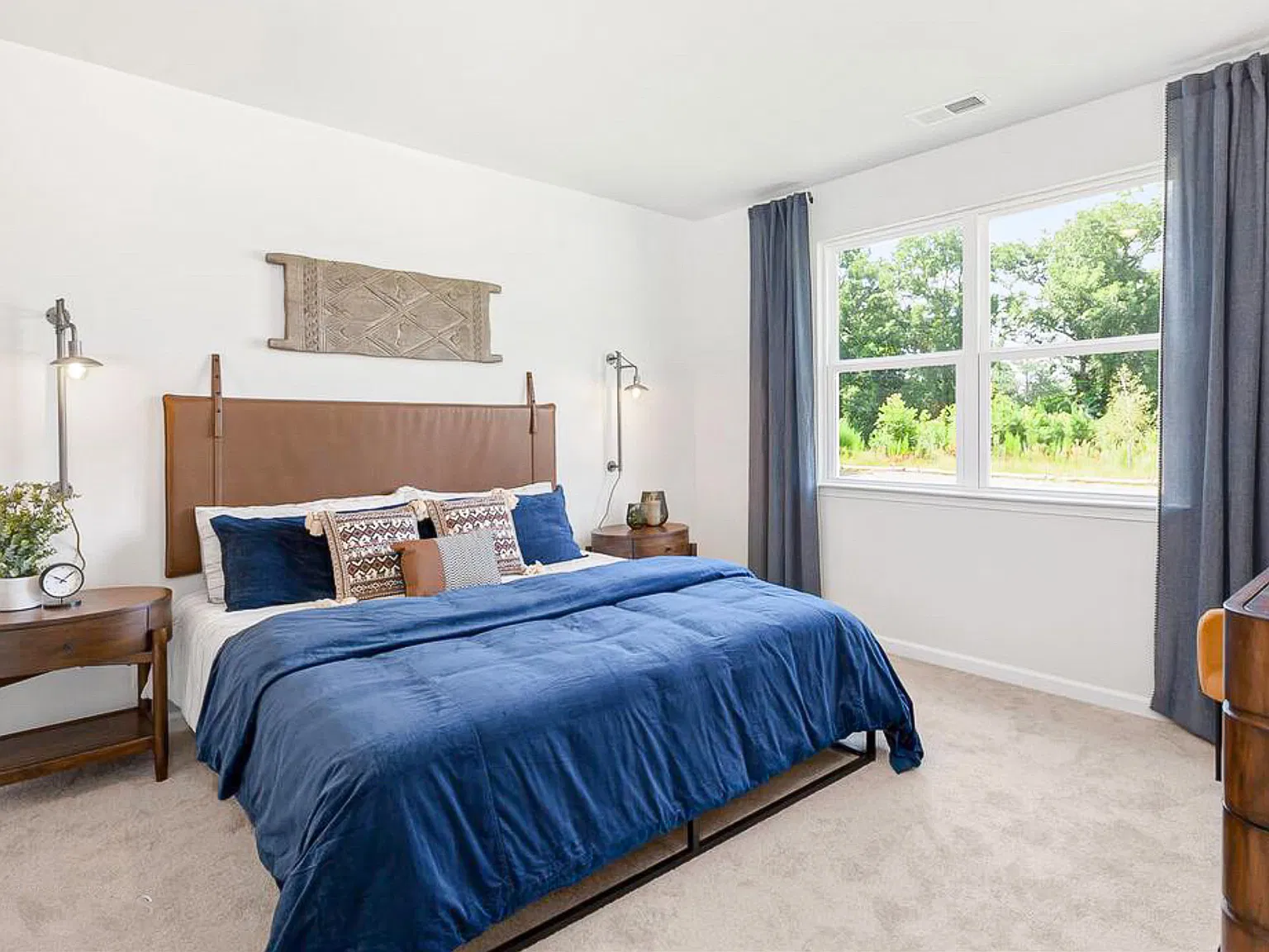 5 bed, 4.5 bath, 3502 sqft, $885 — Photo 2