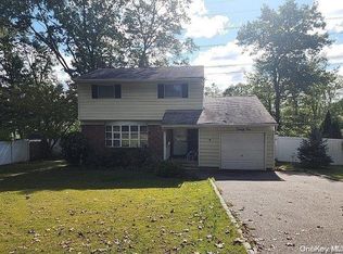 21 Wren Dr, Hauppauge, NY 11788