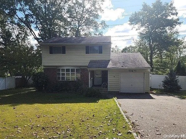 21 Wren Drive, Hauppauge, NY 11788