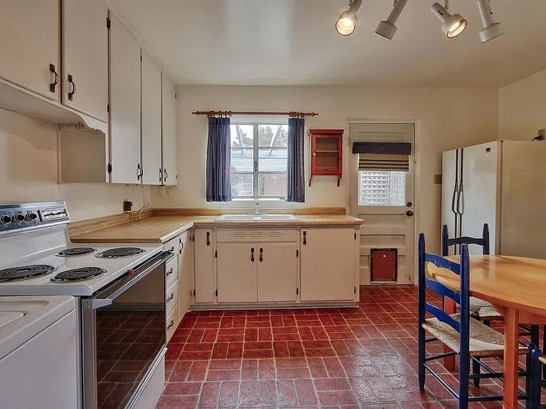 1032 Columbia Dr NE — Photo 13