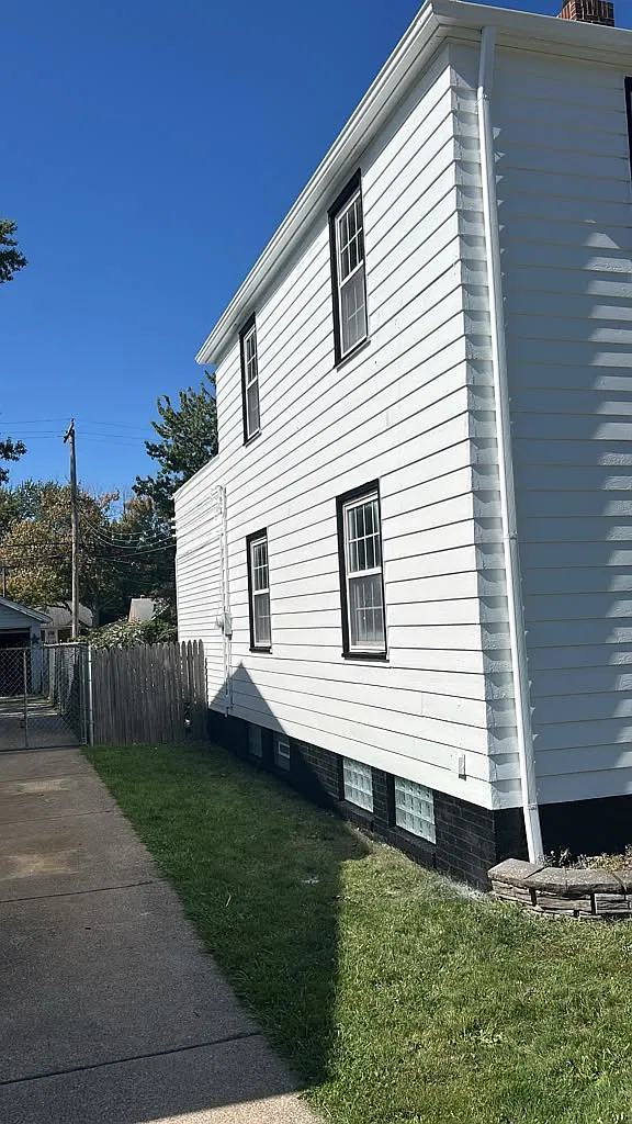 3 bed, 1174 sqft, $2,000 — Photo 2