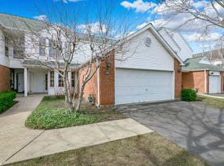 102 Woodbury Ln, Lake Bluff, IL 60044