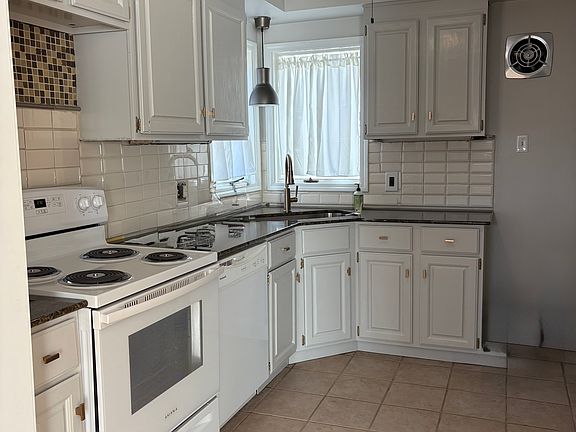 3rd image of 24544 Woodcroft Dr